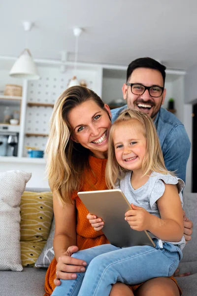 Mutlu Aile Evde Vakit Geçirir Dijital Cihazları Birlikte Kullanırız Teknoloji — Stok fotoğraf