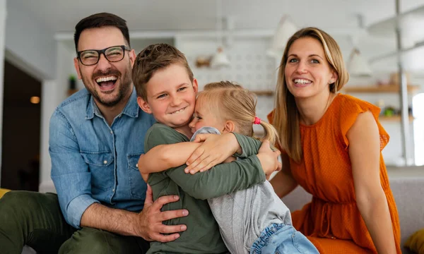 Gelukkige Jonge Familie Heeft Plezier Thuis Ouders Kinderen Houden Van — Stockfoto