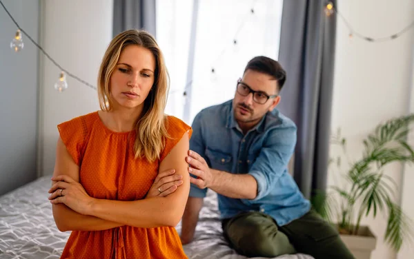 Frustrerade Unga Par Grälar Och Har Äktenskapsproblem Besviken Kärlek Begreppet — Stockfoto