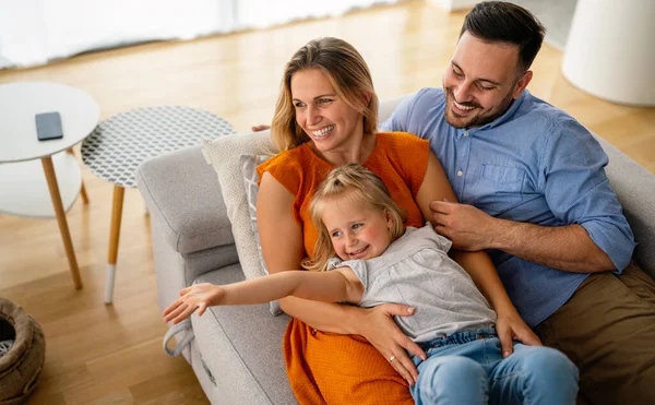 Ευτυχισμένη Οικογένεια Που Περνάει Καλά Στο Σπίτι Γονείς Αγαπούν Την — Φωτογραφία Αρχείου