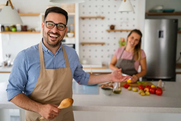 Jovem Casal Feliz Está Desfrutando Preparando Refeição Saudável Sua Cozinha — Fotografia de Stock