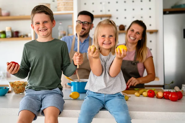 Familia Joven Feliz Preparando Alimentos Saludables Juntos Cocina Gente Felicidad —  Fotos de Stock