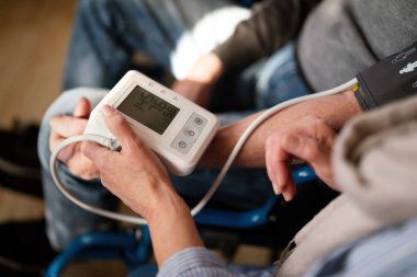 İnsanlar kan basıncını ve kalp atışlarını dijital ölçümle kontrol eder. Sağlık hizmetleri çalışanlarının tıbbi konsepti