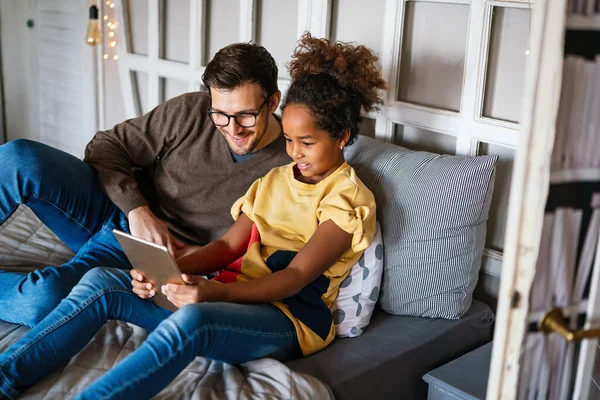 家庭で子供と一緒に勉強する幸せな多民族の単一親 技術の概念 — ストック写真