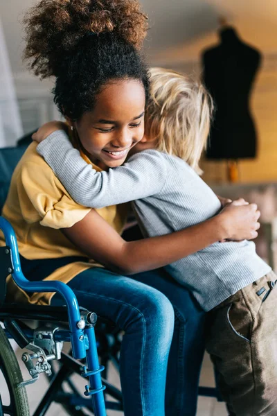 Черная Маленькая Девочка Инвалидностью Инвалидном Кресле Обнимается Своим Младшим Братом — стоковое фото
