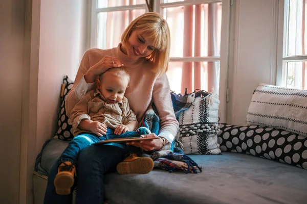 Människor Teknik Familj Lycka Koncept Lycklig Mor Med Sitt Barn — Stockfoto