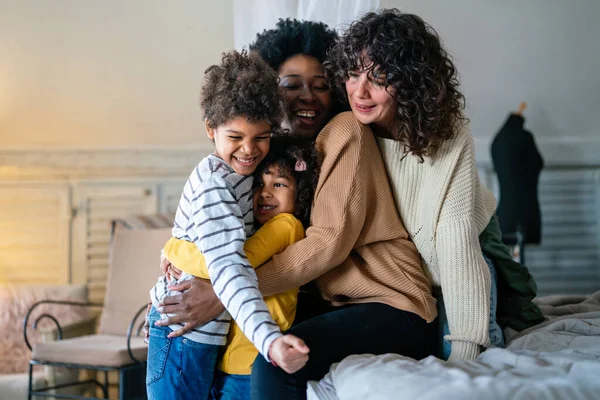 Feliz Concepto Familia Multiétnica Sonriente Gay Mujeres Pareja Pasando Tiempo —  Fotos de Stock