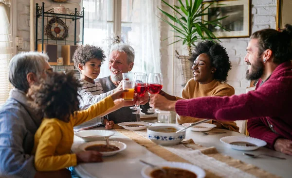 Fröhliche Multiethnische Mehrgenerationenfamilie Die Sich Gemeinsam Küchentisch Amüsiert Menschen Urlaub — Stockfoto
