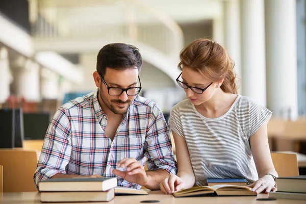 Sikeres Diákok Boldog Csoportja Együtt Tanul Dolgozik Egy Egyetemi Könyvtárban — Stock Fotó