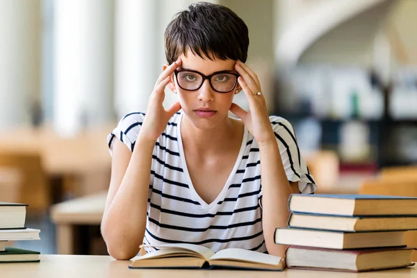 Yorgun Genç Bir Bayan Üniversite Kütüphanesinde Ders Çalışıyor Sınava Hazırlanıyor — Stok fotoğraf