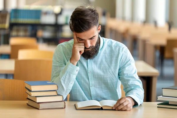 Измученный Молодой Уставший Мужчина Учится Готовится Экзамену Библиотеке Колледжа Образование — стоковое фото