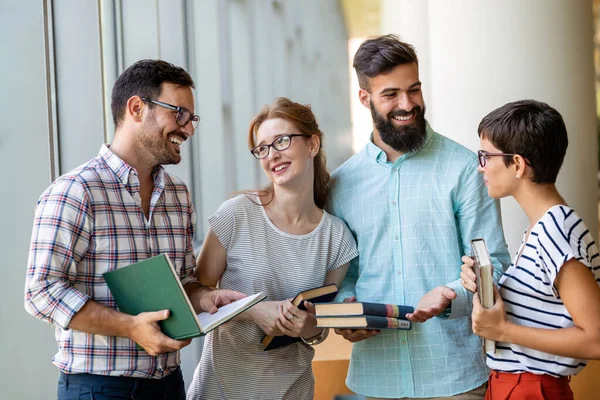 Utbildning Campus Vänskap Människor Koncept Grupp Glada Studenter Som Lär — Stockfoto