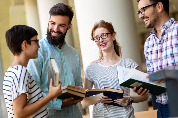 Die Studenten Studieren Der Bibliothek Junge Erfolgsmenschen Verbringen Zeit Miteinander — Stockfoto