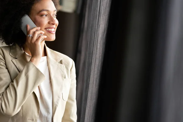 Ofisinde Akıllı Telefonu Olan Başarılı Bir Kadını — Stok fotoğraf