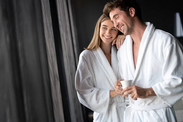 一緒にコーヒーを飲む白いバスローブの幸せな若いカップル ホテル 幸福の概念 — ストック写真