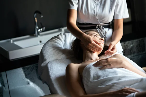 Giovane Sana Donna Nel Salone Termale Massaggi Trattamenti Estetici — Foto Stock