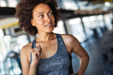 Spor kıyafetleriyle spor salonunda egzersiz yapan Afro-Amerikan bir kızın portresi. İnsanlar spor konsepti