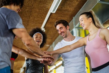 Fitness, spor, insanlar ve yaşam tarzı konsepti. Spor salonunda ya da stüdyoda birlikte egzersiz yapan bir grup gülen insan.