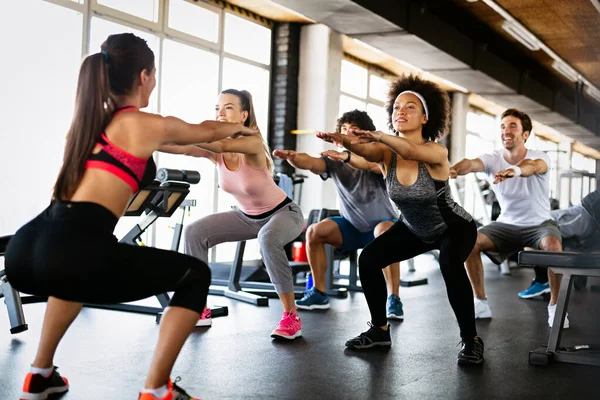 在体育馆里训练的多种族人群 健身课上锻炼的人既适合训练又适合运动 — 图库照片