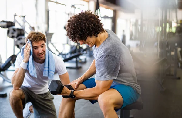 运动和饮食概念 快乐健康的男人和他的私人教练 健身房的朋友一起锻炼 — 图库照片