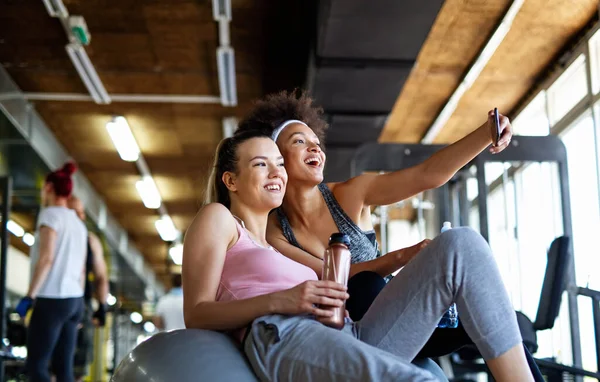 Mutlu Formda Kadınlar Gülümseyen Arkadaşlar Işten Sonra Spor Salonunda Fotoğraf — Stok fotoğraf