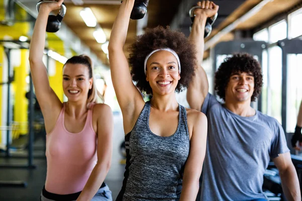 Grupp Sportiga Passar Människor Som Tränar Ett Gym Multiraciala Vänner — Stockfoto