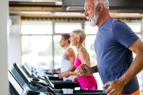 Formda Kalmak Için Spor Salonunda Egzersiz Yapan Mutlu Yaşlılar Nsanlar — Stok fotoğraf