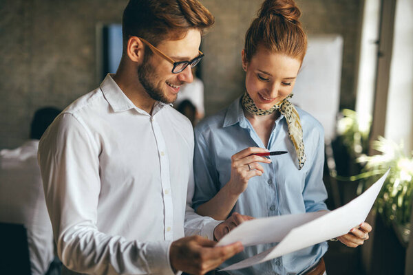 Бизнес-дизайнер работает в команде мозговой штурм концепции офисных встреч. Группа успешных людей, работающих вместе на корпоративных рабочих местах