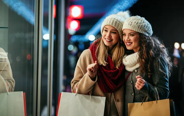 Weihnachtsverkauf Und Menschen Konzept Glückliche Junge Freundinnen Mit Einkaufstüten Genießen — Stockfoto