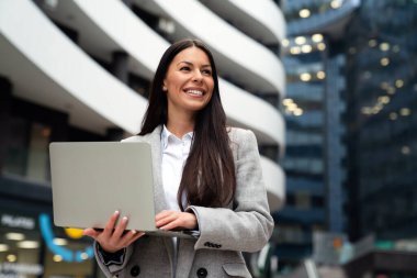 Başarılı bir iş kadını ya da açık havada defter ile çalışan bir girişimci. Şehir iş kadını çalışıyor.