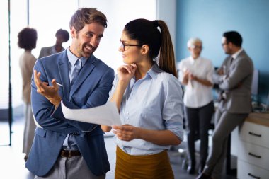 Şirket ofisinde birlikte çalışan başarılı iş adamlarının portresi. İş takım çalışması konsepti