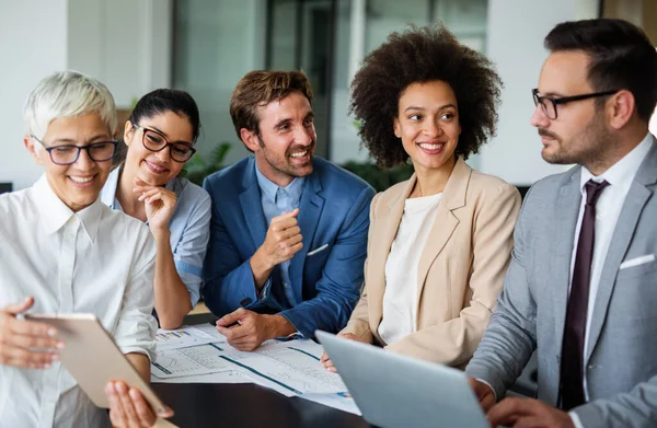 Grupp Multietniska Framgångsrika Affärsmän Som Arbetar Och Kommunicerar Företagets Kontor — Stockfoto