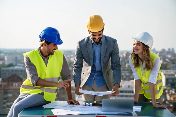 Mérnökök Építészek Üzleti Partnerek Csoportja Építkezésen Együtt Dolgozva Építészmérnök Vagy — Stock Fotó