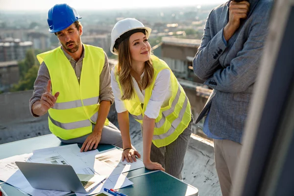 Mérnökök Építészek Üzleti Partnerek Csoportja Építkezésen Együtt Dolgozva Építészmérnök Vagy — Stock Fotó