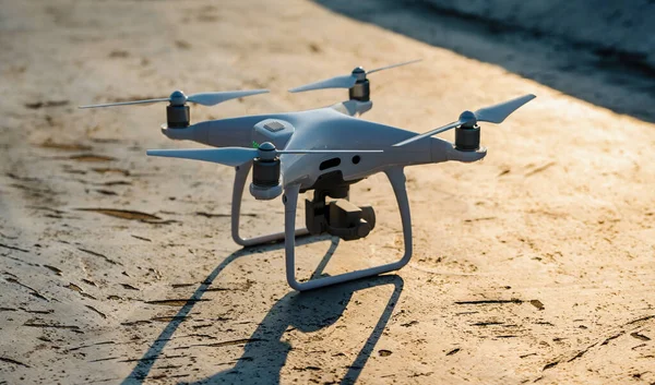 Dışarıdaki Dijital Kamerayla Beyaz Drone Kuadkopterini Kapatın — Stok fotoğraf