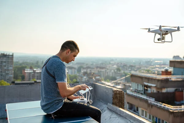 Açık Havada Uçan Dronlu Bir Adam — Stok fotoğraf