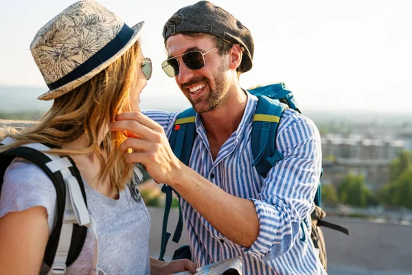 Portretul Unui Cuplu Turistic Fericit Rucsacuri Oraș Vizitarea Obiectivelor Turistice — Fotografie, imagine de stoc