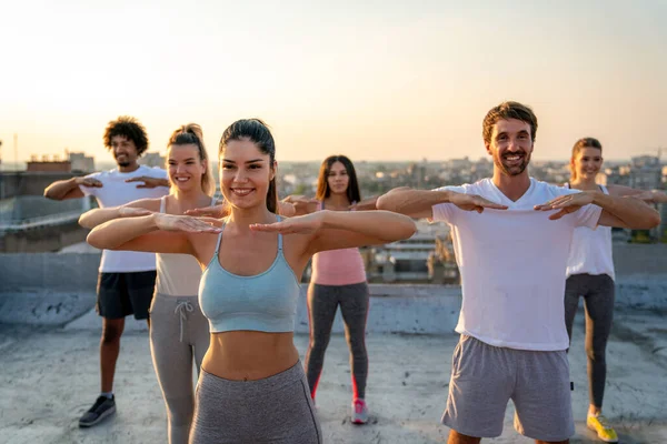 Bir Grup Mutlu Zinde Insan Dışarıda Birlikte Egzersiz Yapıyor Spor — Stok fotoğraf
