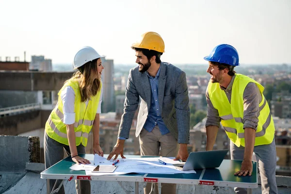 Építkezési Koncepció Tervrajzzal Dolgozó Mérnökök Építészek Csoportja Építkezésen — Stock Fotó
