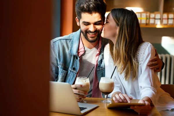 Glückliches Junges Paar Sitzt Lächelnd Café Schaut Auf Den Laptop — Stockfoto