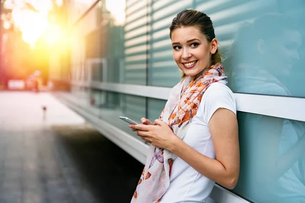 Schöne Junge Geschäftsfrau Studentin Mit Handy Freien Kommunikationstechnologie Für Menschen — Stockfoto