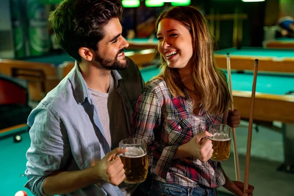 Barda Bilardo Oynarken Eğlenen Mutlu Genç Çift Nsanlar Eğlence Konsepti — Stok fotoğraf