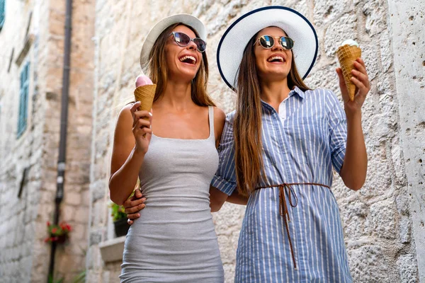 快乐的年轻女性朋友在暑假里一起享用冰淇淋 人们旅行快乐的概念 — 图库照片