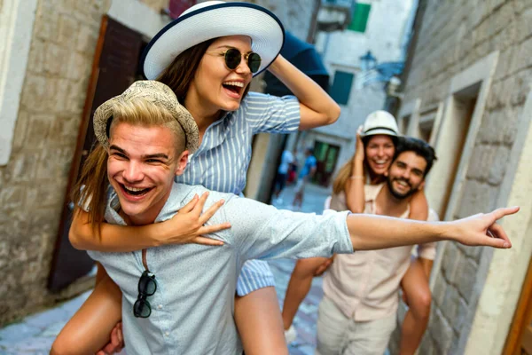 Група Щасливих Друзів Насолоджується Подорожами Літніми Канікулами Разом Люди Студентський — стокове фото