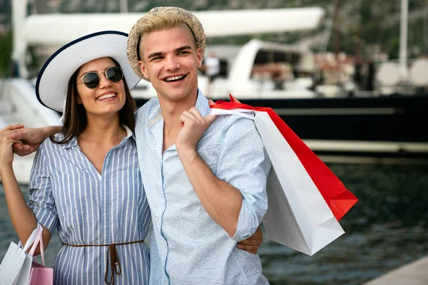 Porträt Eines Glücklichen Paares Mit Einkaufstaschen Menschen Verkaufen Konsumverhalten Urlaub — Stockfoto