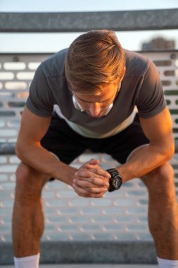 Yakışıklı genç adam eğitimden sonra kısa bir ara veriyor. Spor sporu insanları yaşam tarzı konsepti