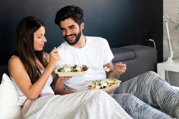Romantisk Lykkelig Par Som Spiser Frokost Sengen Hjemme – stockfoto