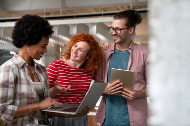 Ofiste çalışan iş adamlarının işbirliği ve analizi iş teknolojisi insanları kavramı.