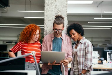 Ofiste çalışan iş adamlarının işbirliği ve analizi iş teknolojisi insanları kavramı.