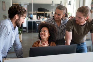 Bilgi teknolojisi şirketinde işbirliği yapan programcılar
